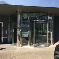 Eingang mit Glasdrehtür